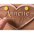 Braille personalizado levantado logotipo en forma de corazón de madeira